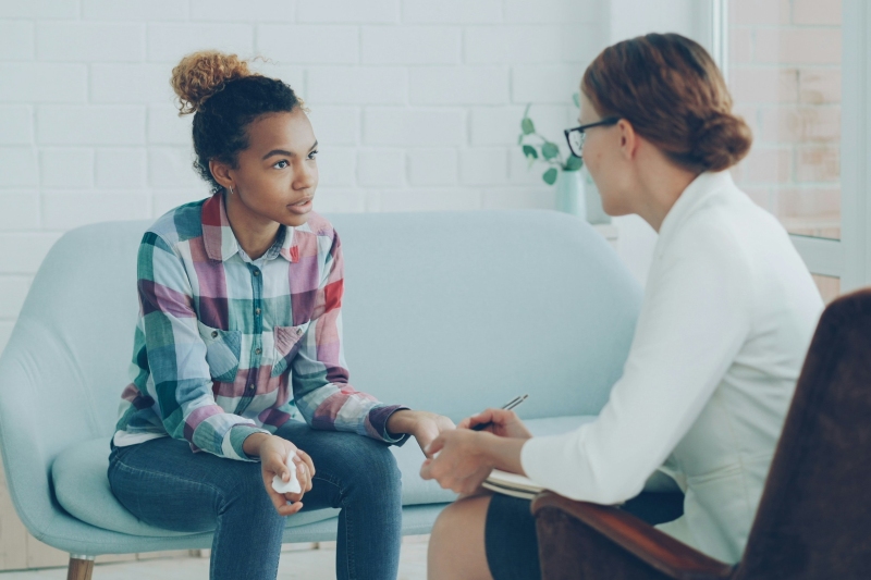 Junge Frau wird von einer älteren Frau beraten